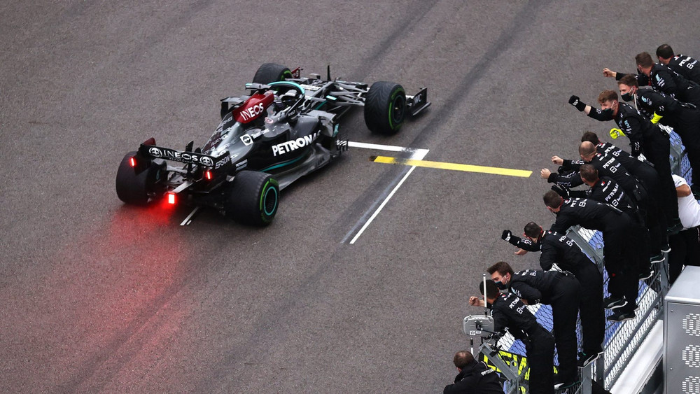 Thành viên đội Mercedes ăn mừng cùng kỷ lục của tay đua người Anh. Lewis Hamilton cán mốc 100 chiến thắng -1