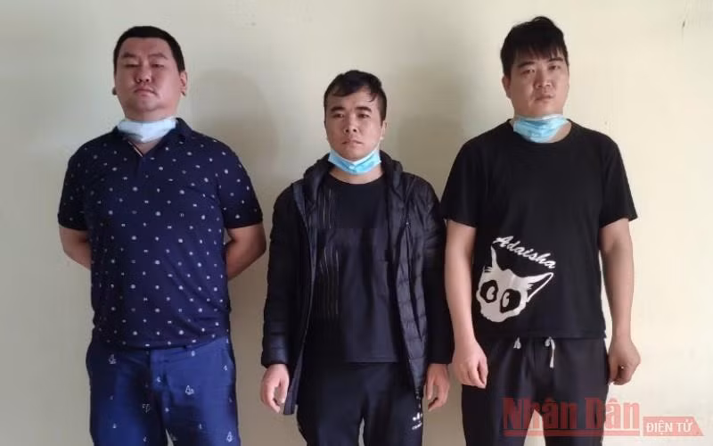 Ba đối tượng tìm cách xuất cảnh trái phép bị đồn Biên phòng cửa khẩu Trà Lĩnh (Cao Bằng) phát hiện, xử lý. 