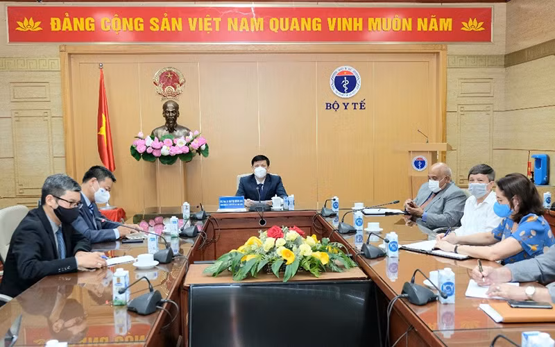 GS, TS Nguyễn Thanh Long làm việc trực tuyến với ông Jose Angel Portal Miranda, Bộ trưởng Y tế nước Cộng hoà Cuba. (Ảnh: ĐỨC MINH)