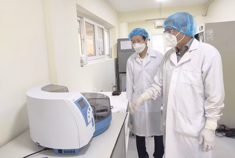 Thứ trưởng Nguyễn Trường Sơn kiểm tra hệ thống xét nghiệm tại Viện Pasteur TP Hồ Chí Minh. (Ảnh: KHÔI NGUYỄN)