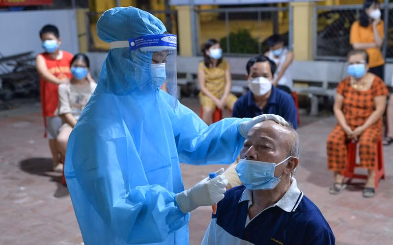 Lấy mẫu xét nghiệm ở Phường Hưng Dũng (TP Vinh).