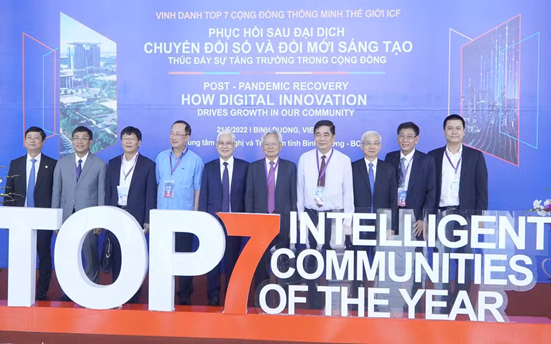 Lãnh đạo tỉnh Bình Dương và lãnh đạo ICF chúc mừng Bình Dương vào Top 7 ICF năm 2022.