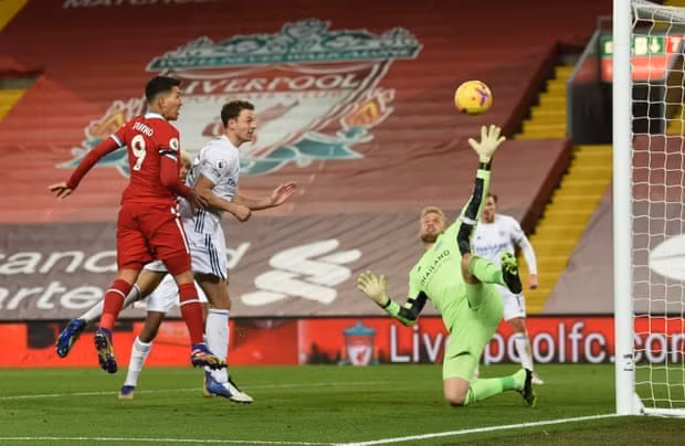 Pha đánh đầu ghi bàn của Firmino (áo đỏ).