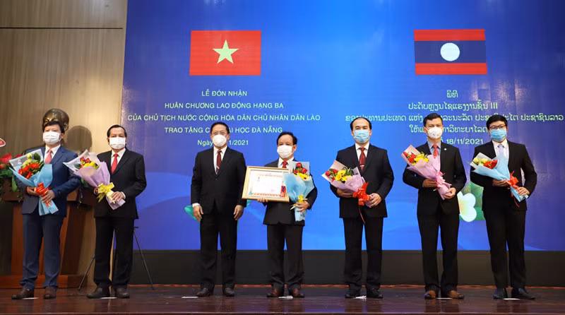 Đại học Đà Nẵng đón nhận Huân chương Lao động hạng Ba của Chủ tịch nước Cộng hòa Dân chủ Nhân dân Lào.