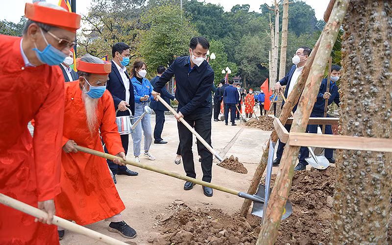 Đồng chí Ngô Văn Cương và đại diện lãnh đạo huyện Mỹ Đức cùng trồng những cây hoa gạo đầu tiên của dự án.