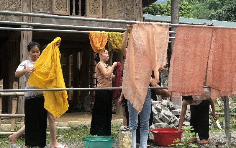 Bên cạnh hỗ trợ tài chính, trang bị một số vật dụng cần thiết trong sản xuất, dự án cũng hỗ trợ chị em dân tộc thiểu số ở Hòa Bình nâng cao tay nghề dệt vải. Hỗ trợ phụ nữ dân tộc thiểu số tại các làng nghề dệt truyền thống -0
