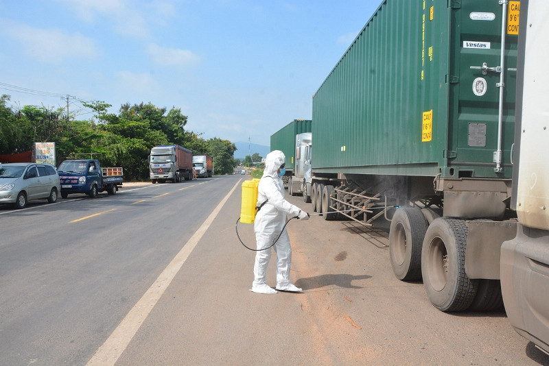 Lực lượng y tế phun thuốc khử khuẩn các phương tiện đi từ vùng dịch qua địa bàn tỉnh. a2.jpg -0