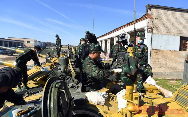 Các vận động viên đội tuyển xe tăng Việt Nam tiếp cận xe tăng T-72B3 sử dụng trong thi đấu. Army Games 2020: Đội tuyển xe tăng Việt Nam sẵn sàng xung trận -0