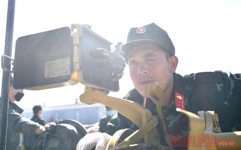Kiểm tra kỹ thuật và hiệu chỉnh trang thiết bị trên xe. Army Games 2020: Đội tuyển xe tăng Việt Nam sẵn sàng xung trận -0