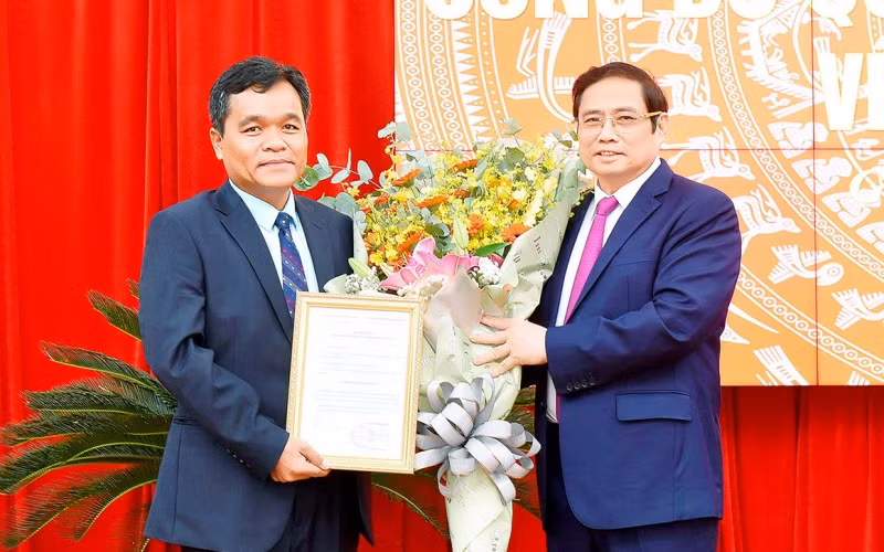 Đồng chí Phạm Minh Chính trao Quyết định về việc chuẩn y đồng chí Hồ Văn Niên, Ủy viên Dự khuyết Ban Chấp hành Trung ương Đảng, giữ chức Bí thư Tỉnh ủy Gia Lai.