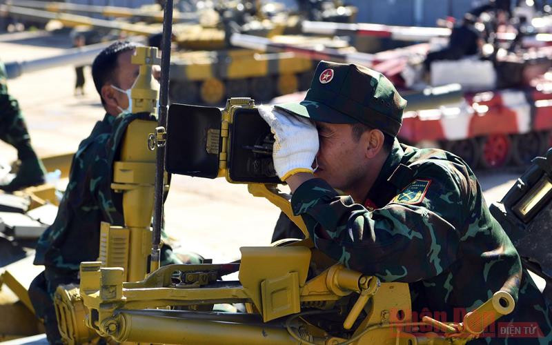 Kiểm tra kỹ thuật và hiệu chỉnh trang thiết bị trên xe. Ảnh: TRỌNG HẢI