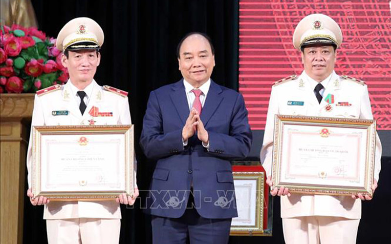 Chủ tịch nước trao Huân chương Bảo vệ Tổ quốc hạng Nhì cho Thiếu tướng Lê Văn Thắng, Giám đốc Học viện; Huân chương Chiến công hạng Ba cho Thiếu tướng Lê Ngọc An, Phó Giám đốc Học viện. Ảnh: TTXVN Đổi mới tư duy và hành động mạnh mẽ để xây dựng Học viện An ninh nhân dân ngang tầm nhiệm vụ -0