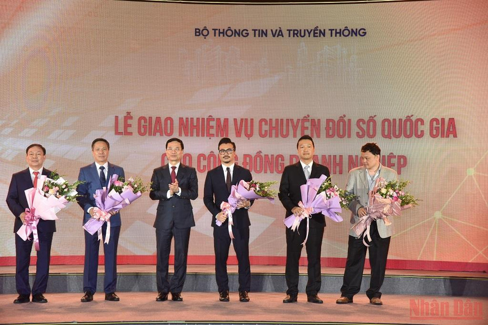 Bộ trưởng Nguyễn Mạnh Hùng giao nhiệm vụ chuyển đổi số quốc gia cho cộng đồng doanh nghiệp. (Ảnh: TRẦN HẢI) Bộ trưởng Nguyễn Mạnh Hùng: Nhận phát triển các nền tảng số là nhận sứ mệnh quốc gia -0