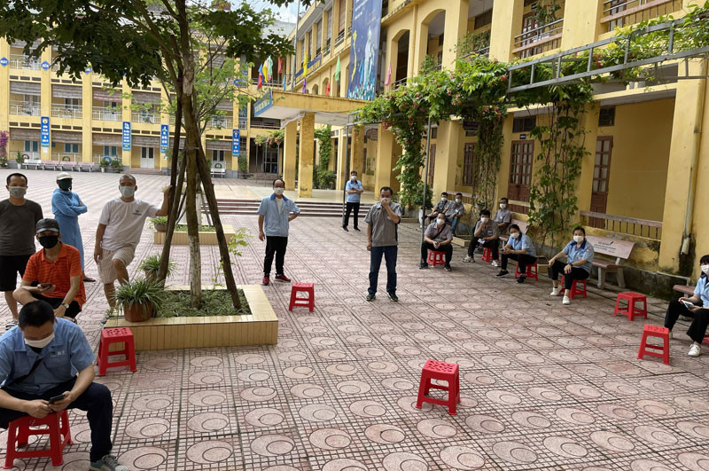 Công dân nước ngoài  sinh sống, làm việc trên địa bàn TP Hải Dương chờ lấy mẫu xét nghiệm SARS-CoV-2 tại Trường Tiểu học Võ Thị Sáu.