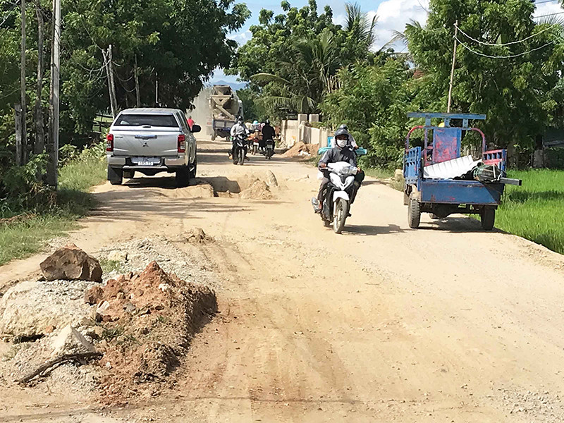 Các phương tiện tham gia giao thông không còn tuân theo luật an toàn giao thông. Sớm sửa chữa lại đường, bảo đảm an toàn giao thông cho người dân -0