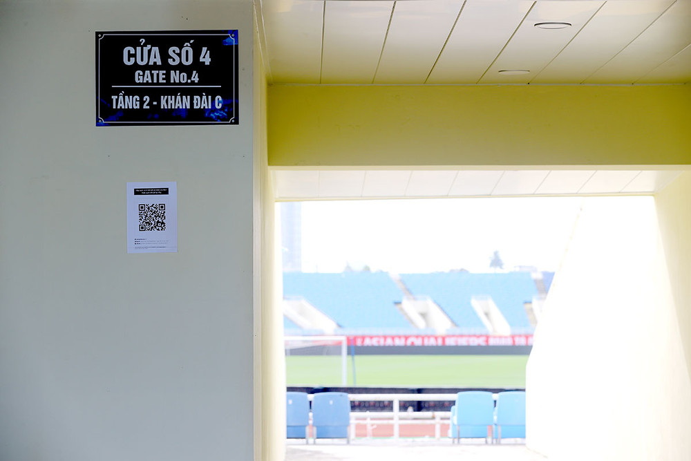 Các cửa vào khán đài được dán mã QR. “Chảo lửa Mỹ Đình” sẵn sàng cho trận thư hùng Việt Nam - Nhật Bản -0