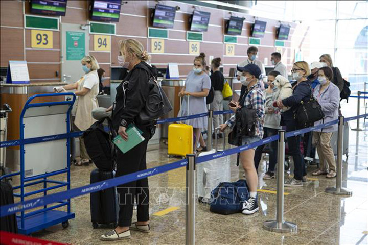 Hành khách đeo khẩu trang tại sân bay quốc tế Sheremetyevo, thủ đô Moskva, LB Nga. Ảnh: TTXVN. Hơn 19,5 triệu ca mắc Covid-19, thế giới tăng tốc trong cuộc đua tìm vaccine -0