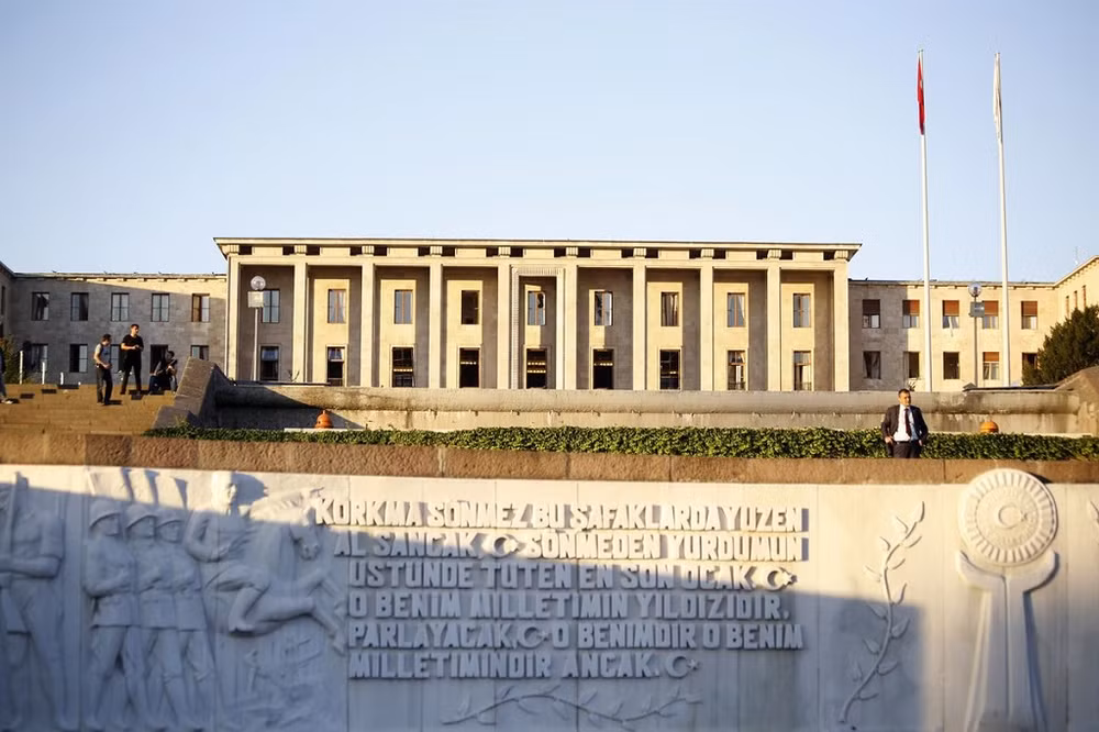 Bên ngoài tòa nhà quốc hội ở Ankara, Thổ Nhĩ Kỳ. Ảnh: Reuters.