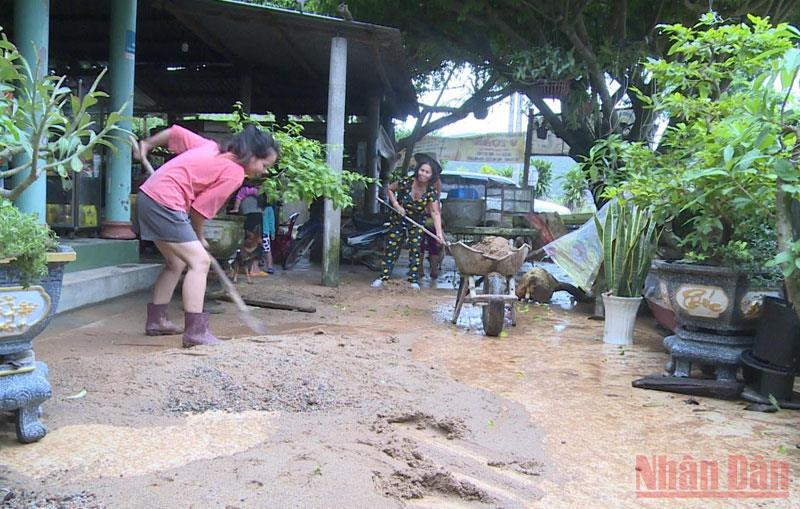 Người dân dọn dẹp nhà cửa, khắc phục hậu quả sau mưa lũ. Phú Yên khắc phục thiệt hại, tiếp tục ứng phó mưa lũ -0