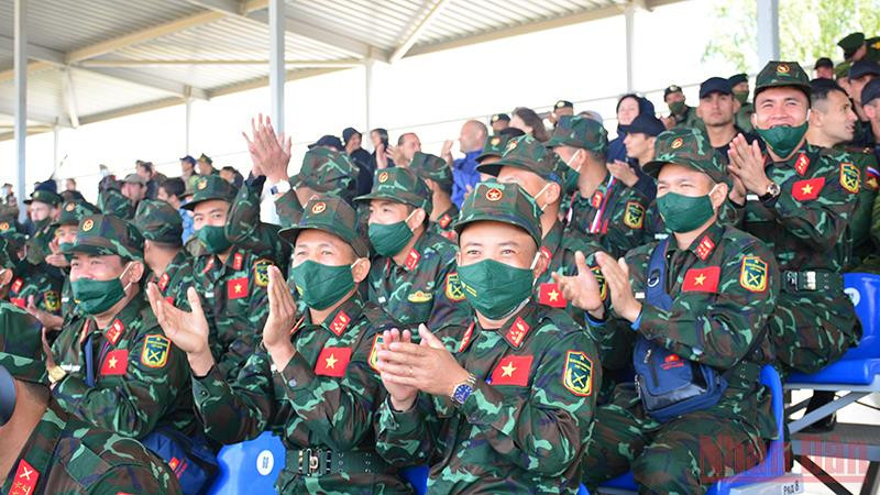 Đội tuyển Xe tăng Việt Nam có mặt trên khán đài cổ vũ đội tuyển các nước thi đấu. Đội tuyển Nga tạm dẫn đầu với màn trình diễn ngoạn mục -3