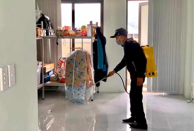 Phun thuốc khử khuẩn tại các lớp học nội trú trong đợt chống dịch năm 2020.