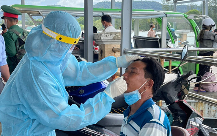 Lấy mẫu xét nghiệm Covid-19 tại Phú Quốc.