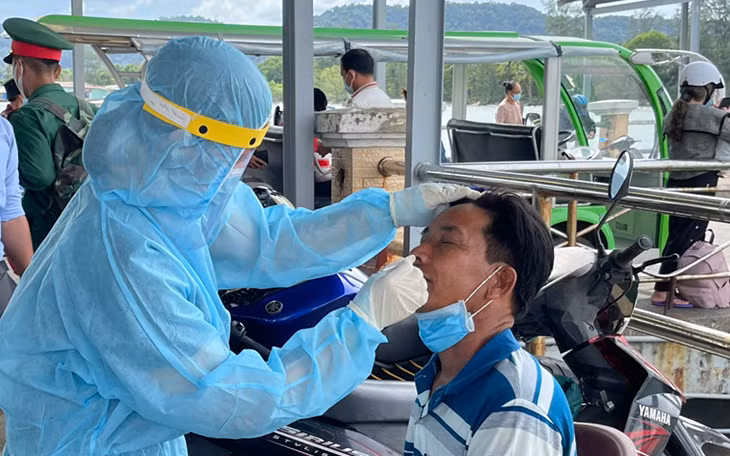 Lấy mẫu xét nghiệm Covid-19 tại Phú Quốc.