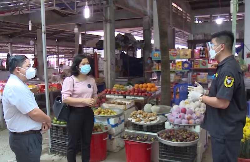 Đoàn kiểm tra liên ngành của Sở Công thương đi kiểm tra việc phòng chống dịch  Covid - 19 tại chợ truyền thống Gò Đen, Bến Lức, Long An.