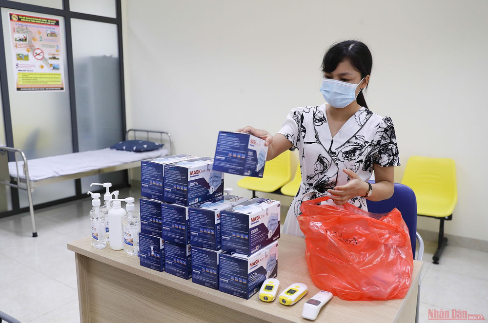 “Ngoài các dụng cụ y tế như nước sát khuẩn, khẩu trang, máy đo thân nhiệt… tại điểm thi Trường THPT Khương Đình, chúng tôi đã chuẩn bị các phương án và đã diễn tập kỹ lưỡng nhằm bảo đảm cho mọi tình huống có thể xảy ra”, chị Nguyễn Thị Hồng Hạnh nhân viên y tế tại điểm thi Trường THPT Khương Đình cho biết. 11phun_khu_khuan_thi_tot_nghiep-1625473640050.jpg