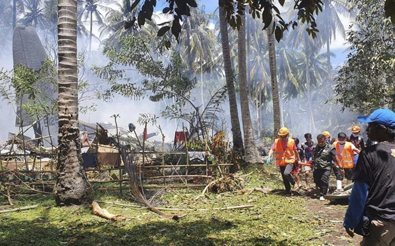 Lực lượng cứu nạn đưa thi thể nạn nhân ra khỏi hiện trường. (Ảnh: AP) 