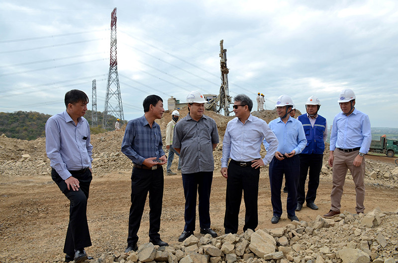 Đoàn công tác Quốc hội thị sát công trường thi công tại địa điểm núi Ông Mục, xã Vĩnh Hảo, huyện Tuy Phong (Bình Thuận) thuộc Gói thầu XL01 cao tốc đoạn Vĩnh Hảo - Phan Thiết. Đoàn công tác Quốc hội giám sát tiến độ thực hiện Dự án cao tốc đoạn Vĩnh Hảo - Phan Thiết -0