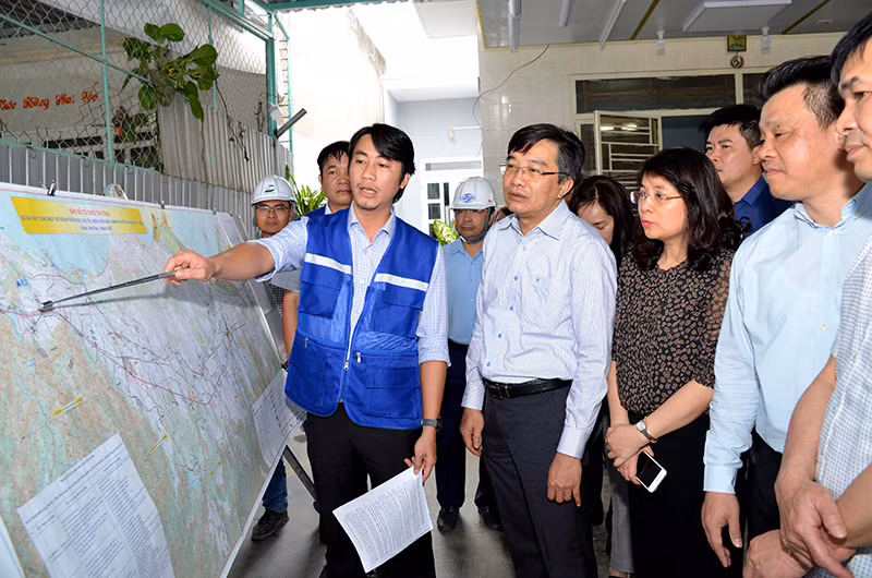 Đoàn công tác Quốc hội nghe đại diện Ban QLDA 7 giới thiệu việc tổ chức thi công Dự án thành phần đoạn Vĩnh Hảo - Phan Thiết.