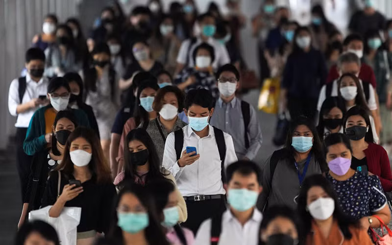 Thái Lan áp dụng quy định bắt buộc đeo khẩu trang nơi công cộng từ năm 2021. (Ảnh: Reuters)