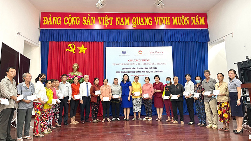 Becamex IDC trao thẻ BHYT cho người dân khó khăn do ảnh hưởng dịch bệnh Covid-19.