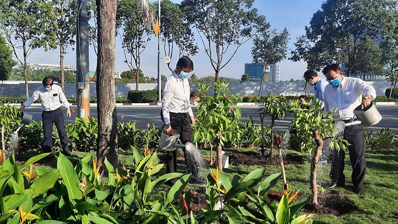 Lãnh đạo tỉnh Bình Dương và lãnh đạo Becamex IDC trồng cây tại Thành phố mới Bình Dương. Tổng Công ty BECAMEX IDC với nhiều hoạt động an sinh xã hội, hướng đến cộng đồng -0