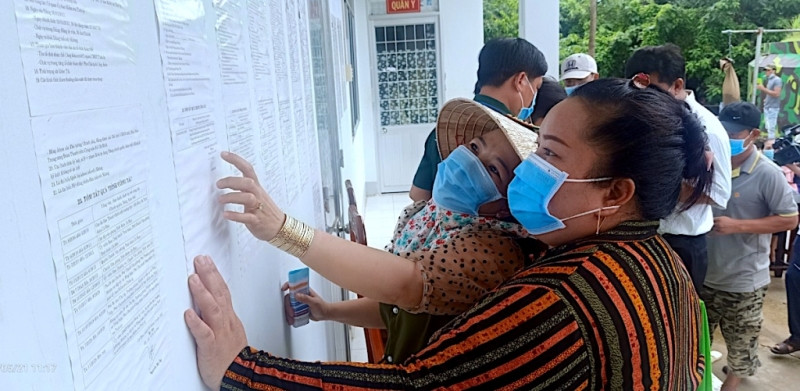 Cử tri cụm đảo Hòn Chuối tham khảo tiểu sử đại biểu trước khi vào bỏ phiếu. “Đội mưa” ra điểm bỏ phiếu Hòn Chuối -0
