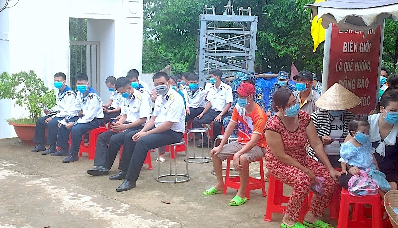 Cử tri Hòn Chuối chờ làm các thủ tục cần thiết trước khi bỏ phiếu. “Đội mưa” ra điểm bỏ phiếu Hòn Chuối -0