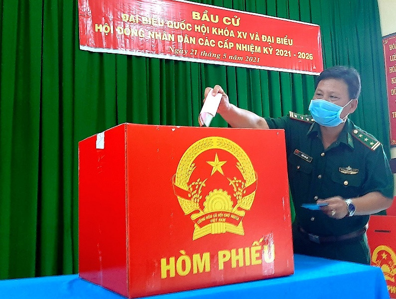 Bộ đội Biên phòng Hòn Khoai bỏ phiếu bầu ĐBQH khóa XV và đại biểu HĐND các cấp nhiệm kỳ 2021-2026. “Đội mưa” ra điểm bỏ phiếu Hòn Chuối -0