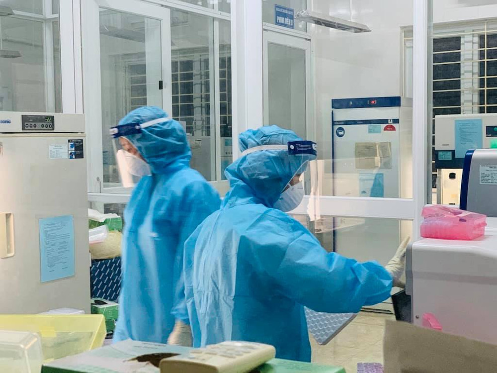 Cán bộ xét nghiệm tại CDC Bắc Giang làm việc xuyên ngày đêm. Hối hả xuyên ngày đêm vì người bệnh -0