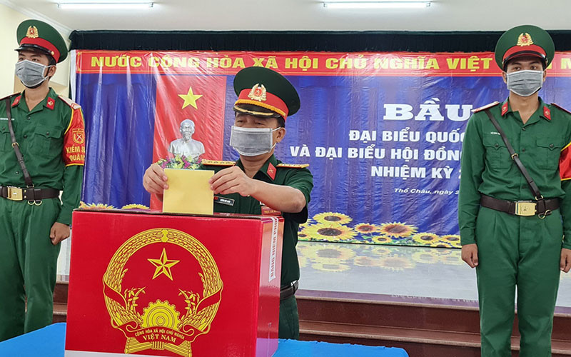 Lực lượng vũ trang bỏ phiếu bầu cử ở Thổ Châu. (Tin đề nghị ghép các địa phương) Xã đảo Thổ Châu trong ngày hội sớm -0