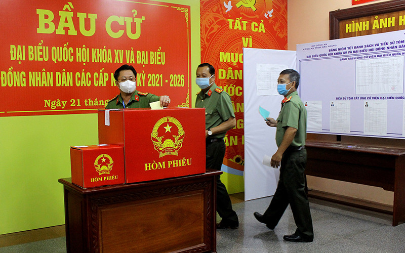 Lực lượng vũ trang tại một số địa phương tiến hành bỏ phiếu sớm. Quy trình tiến hành kiểm phiếu và thành phần tham gia -0