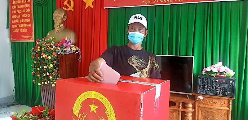 Cử tri là người dân trên cụm đảo Hòn Chuối bỏ phiếu bầu ĐBQH khóa XV và đại biểu HĐND các cấp nhiệm kỳ 2021-2026. “Đội mưa” ra điểm bỏ phiếu Hòn Chuối -0