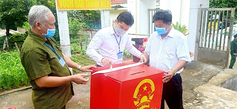Tổ bầu cử thị trấn Sông Đốc kiểm tra và niêm phong thùng bỏ phiếu tại điểm bỏ phiếu cụm đảo Hòn Chuối. “Đội mưa” ra điểm bỏ phiếu Hòn Chuối -0