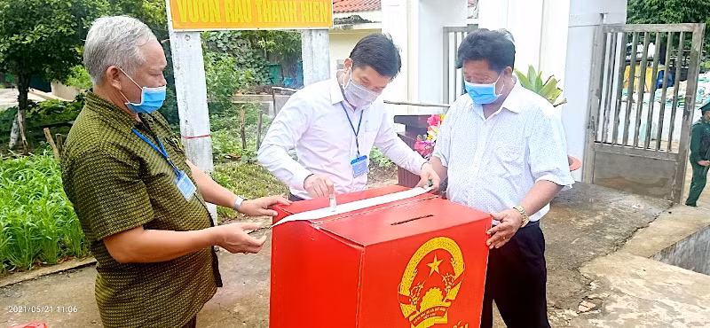 “Đội mưa” ra điểm bỏ phiếu Hòn Chuối -0