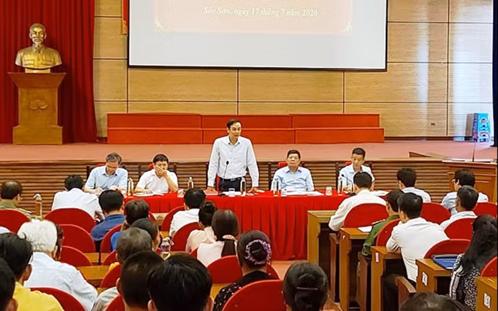 Lãnh đạo thành phố Hà Nội đối thoại với đại diện người dân khu vực Bãi rác Nam Sơn. Ảnh: Nguyễn Nhuệ