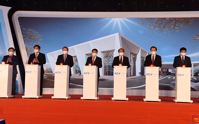 Phó Thủ tướng Lê Văn Thành cùng các đại biểu ấn nút khởi công dự án.