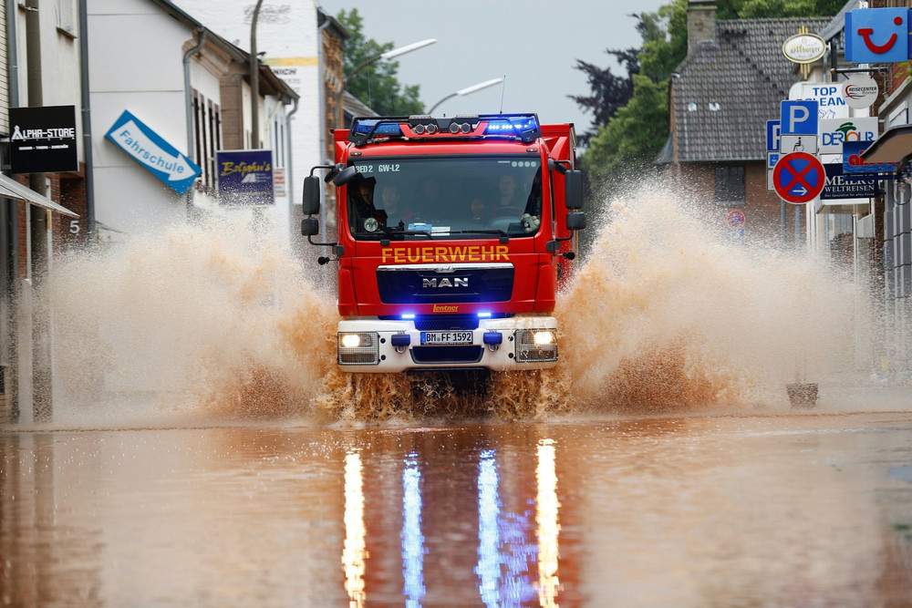 Xe cứu hỏa băng qua đoạn đường bị ngập tại Erftstadt, Đức. (Ảnh: Reuters) Climate crisis -0