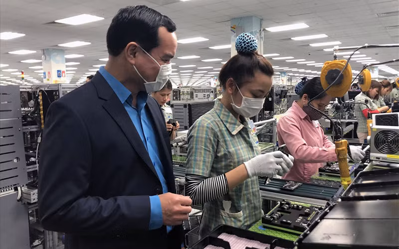 Lãnh đạo Tổng LÐLÐ Việt Nam động viên công nhân Công ty Samsung Việt Nam.