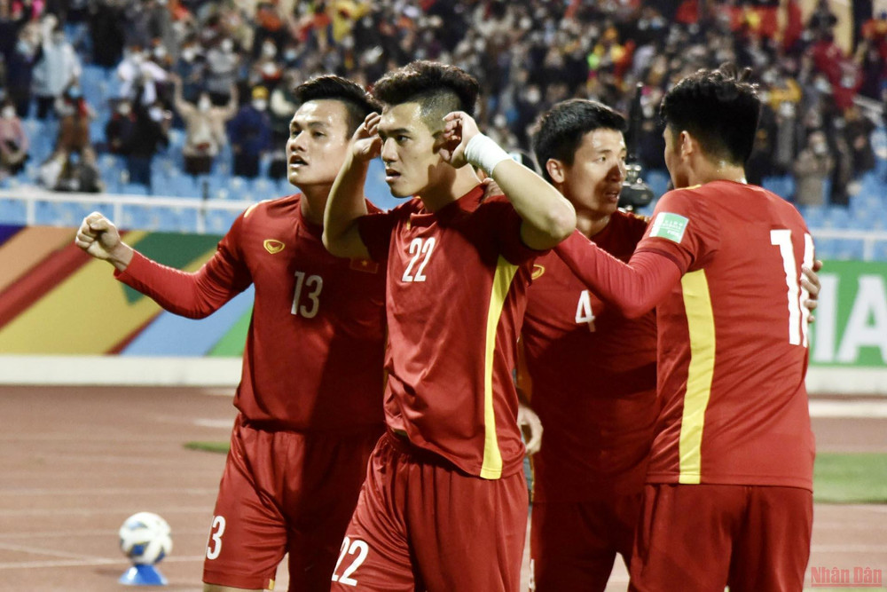 Tiến Linh nhân đôi cách biệt tỷ số 2-0. (Ảnh: TRẦN HẢI) Đội tuyển Việt Nam chiến thắng 3-1 Trung Quốc trong ngày mùng 1 Tết -0