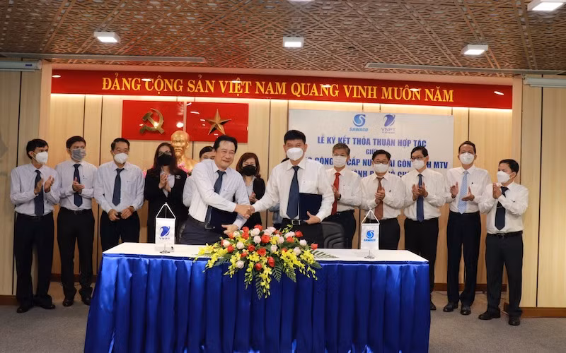Tổng Công ty Cấp nước Sài Gòn và VNPT TP Hồ Chí Minh ký kết thỏa thuận chuyển đổi số, hướng tới bảo đảm an toàn cấp nước, nâng cao chất lượng dịch vụ.